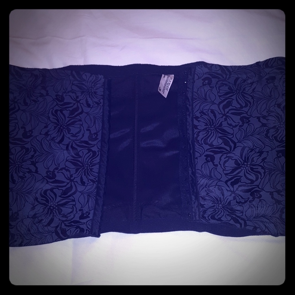 Body Corsage has 14 hooks